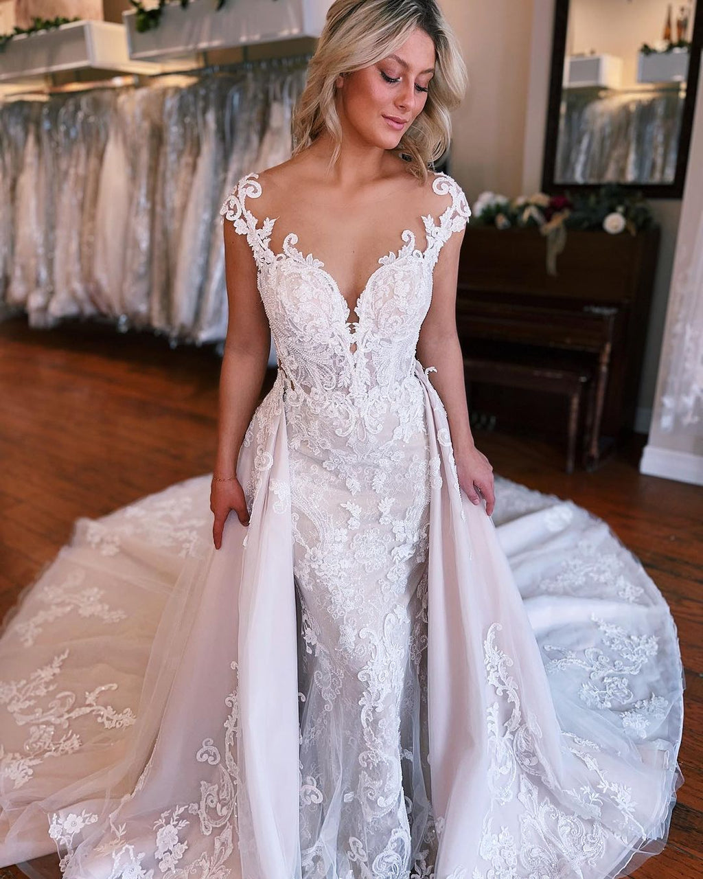 Elegant Mermaid Wedding Dress With Lace Sleeveless Detachable Train