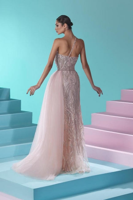 Bellissimo abito lungo da sera a sirena con spalla scoperta in pizzo e tulle con spacco