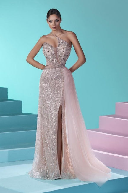Bellissimo abito lungo da sera a sirena con spalla scoperta in pizzo e tulle con spacco
