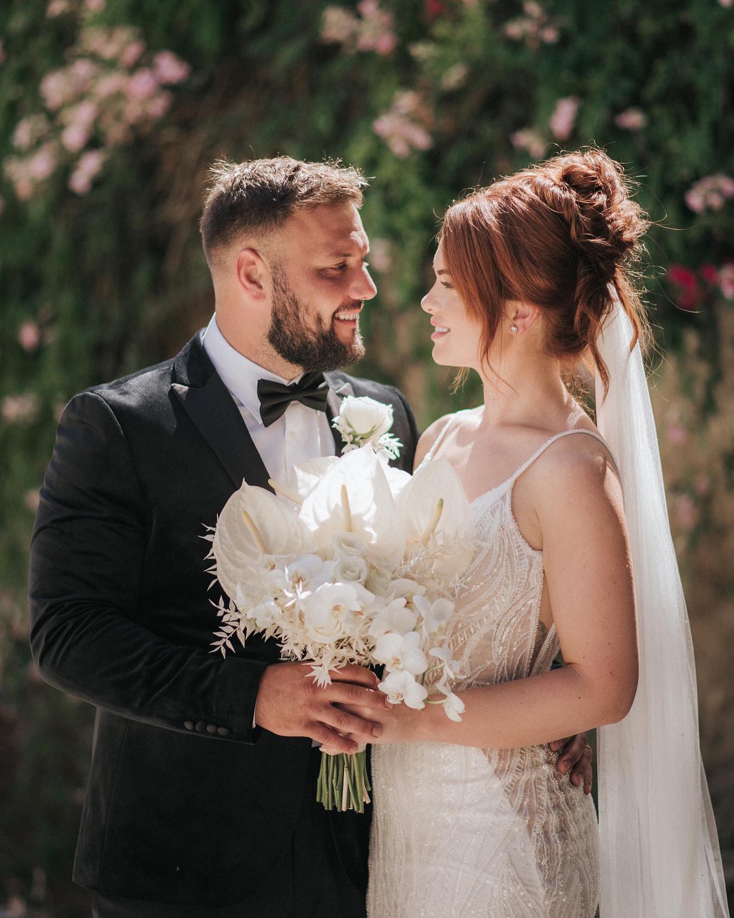 Hermoso vestido de novia largo de sirena con tirantes finos, escote en V, encaje, sin mangas y espalda descubierta.