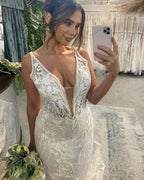 فستان زفاف طويل جميل على شكل حورية البحر برقبة على شكل حرف V بدون أكمام من الدانتيل بدون ظهر