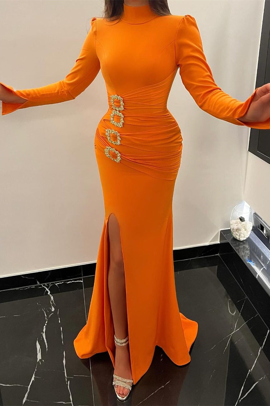 Bellissimo abito da sera lungo arancione a sirena con collo alto in raso e maniche lunghe con spacco