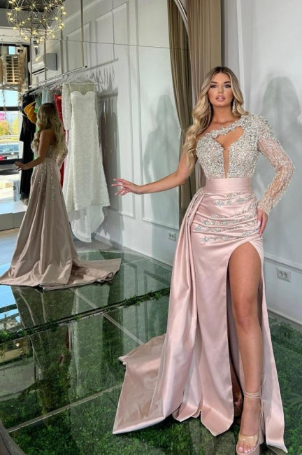 Bellissimo lungo abito da sera rosa sirena con una spalla, manica lunga, glitter e spacco