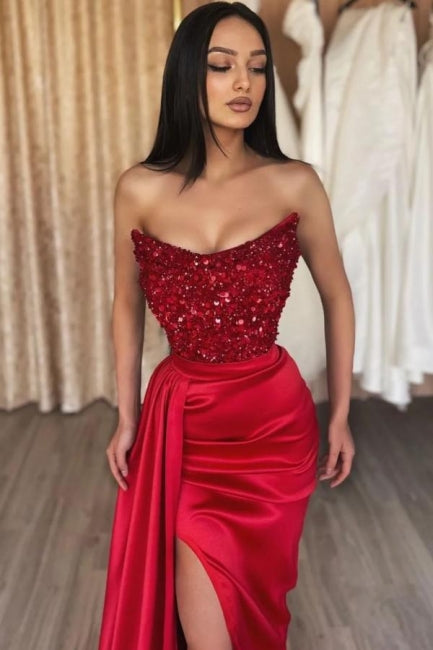 Bellissimo abito lungo da sera rosso con paillettes a sirena in raso senza spalline con spacco