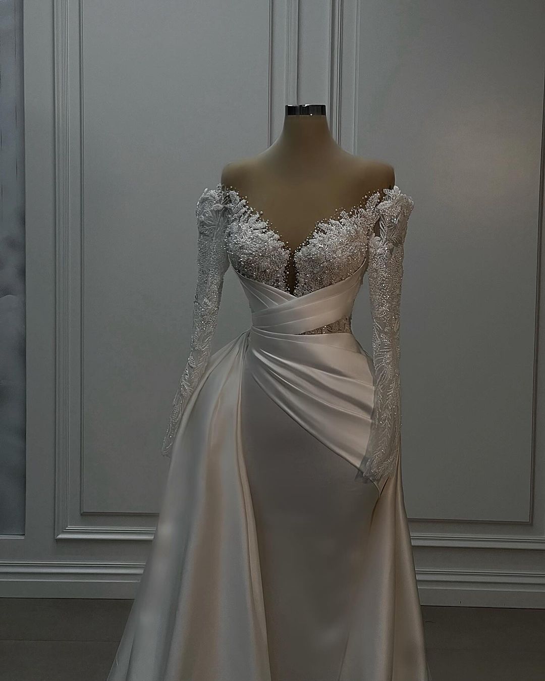 Bellissimo abito da sposa lungo bianco a linea ad A in pizzo e raso con maniche lunghe