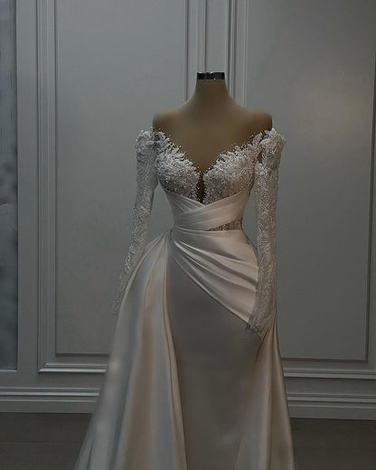Wunderschönes langes weißes A-Linien-Brautkleid aus Spitzensatin mit langen Ärmeln
