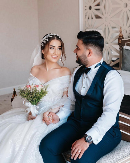 Hermoso vestido de novia largo blanco de corte A, sin mangas, con hombros descubiertos y encaje