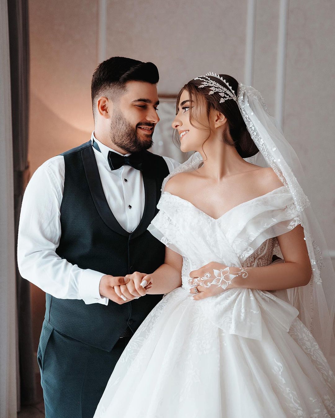 Belle robe de mariée longue blanche en ligne A, sans manches, décolletée épaules dénudées avec dentelle