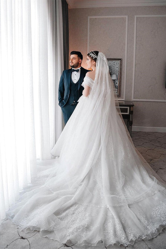 Hermoso vestido de novia largo blanco de corte A, sin mangas, con hombros descubiertos y encaje