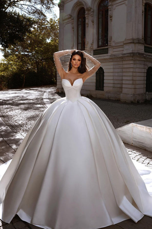 Hermoso vestido de novia largo blanco de satén en forma de A, sin mangas