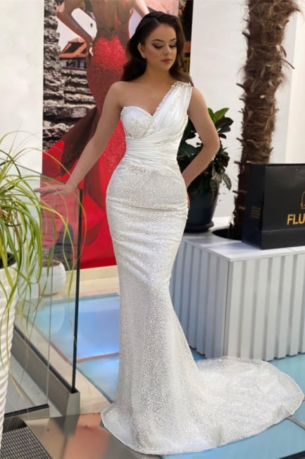 Hermosos vestidos de noche largos blancos de sirena con un solo hombro sin mangas y brillo