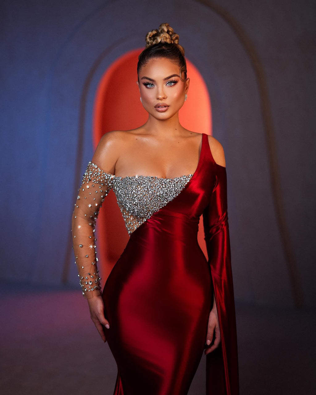 Bellissimo Abito da Sera con Una Spalla, Manica Lunga, Strass, Raso e Chiffon da Sirena