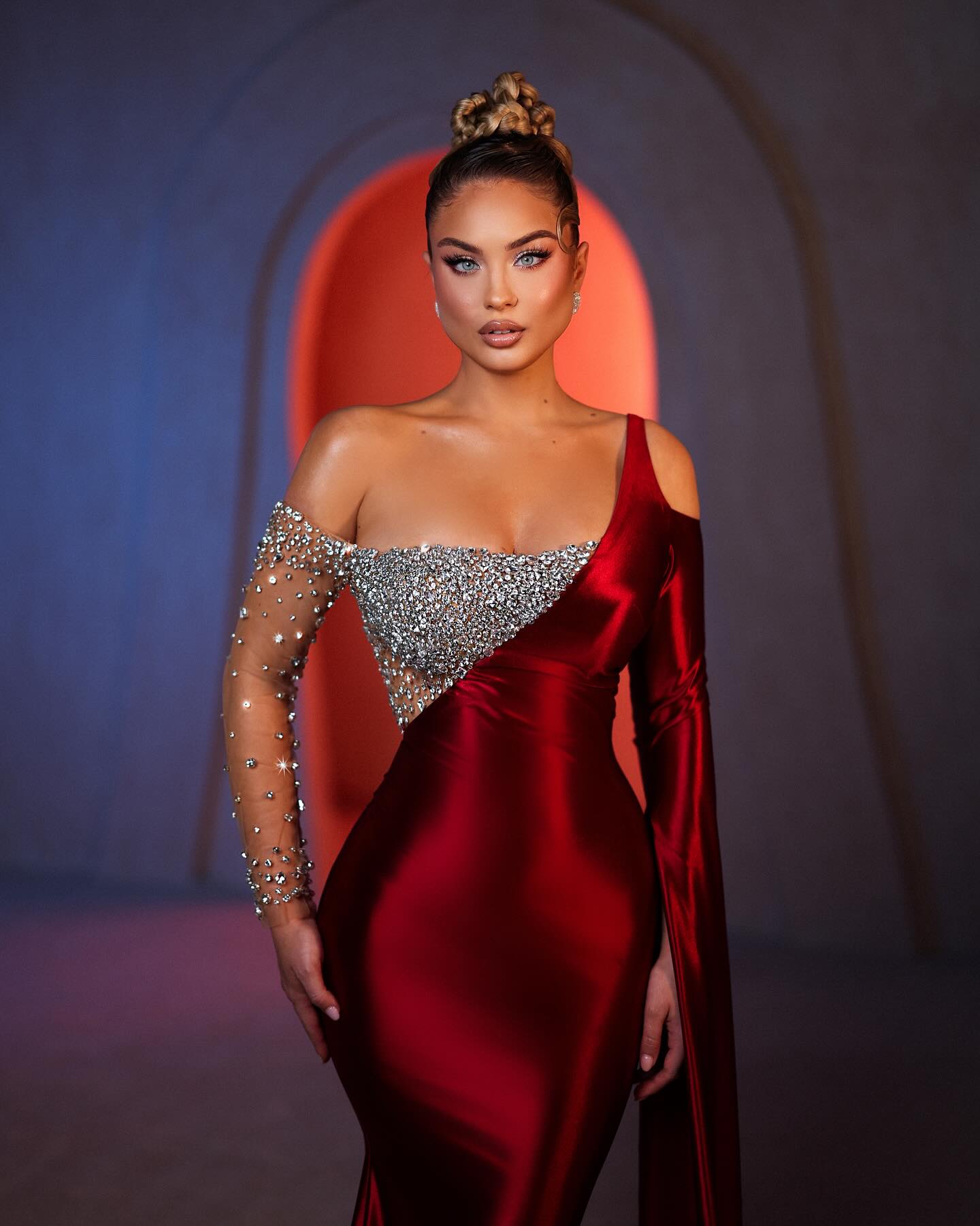 Bellissimo Abito da Sera con Una Spalla, Manica Lunga, Strass, Raso e Chiffon da Sirena