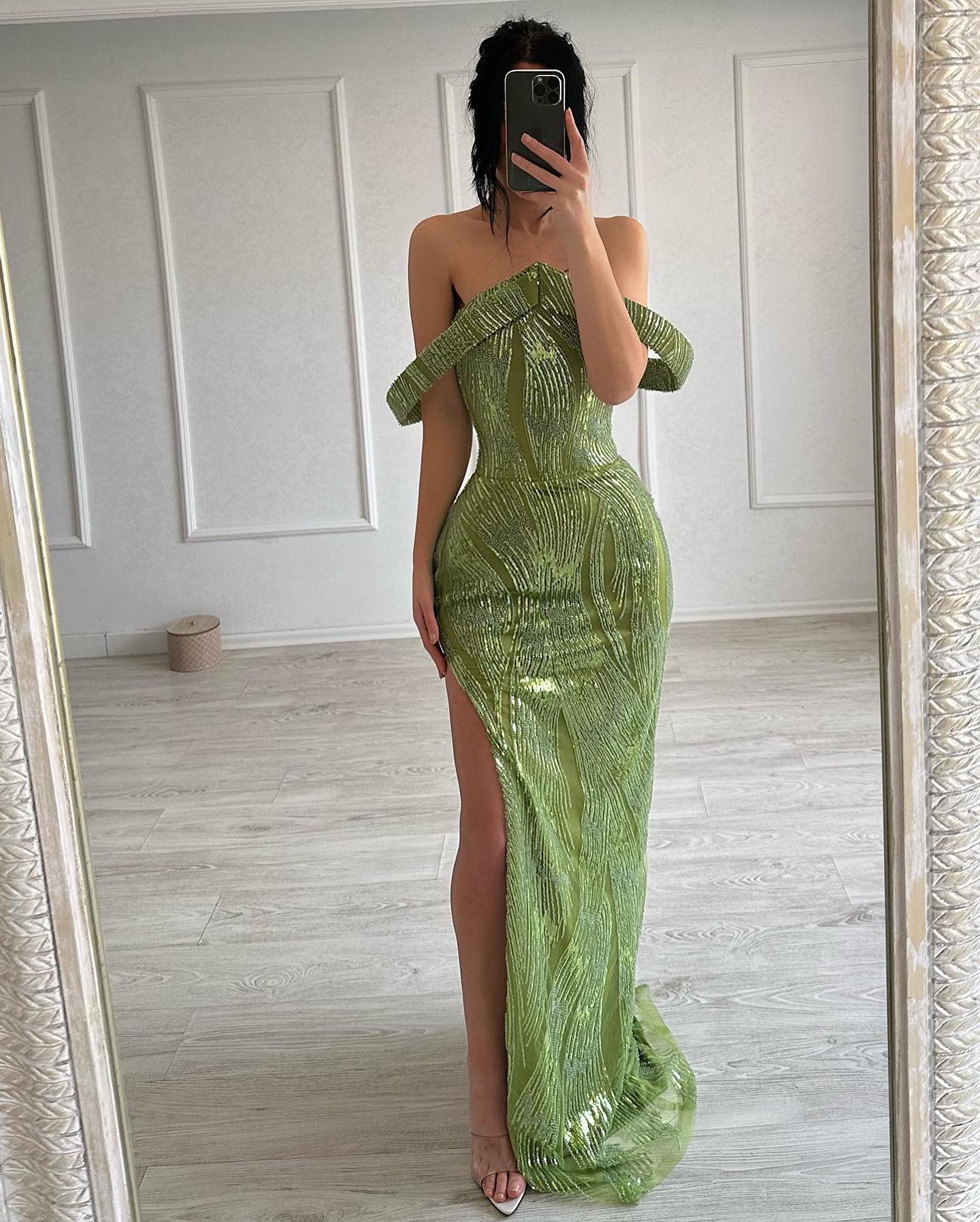 Hermoso vestido de fiesta verde lima dividido con lentejuelas de satén sin mangas y corte sirena