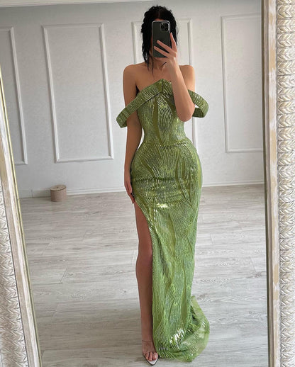 Hermoso vestido de fiesta verde lima dividido con lentejuelas de satén sin mangas y corte sirena