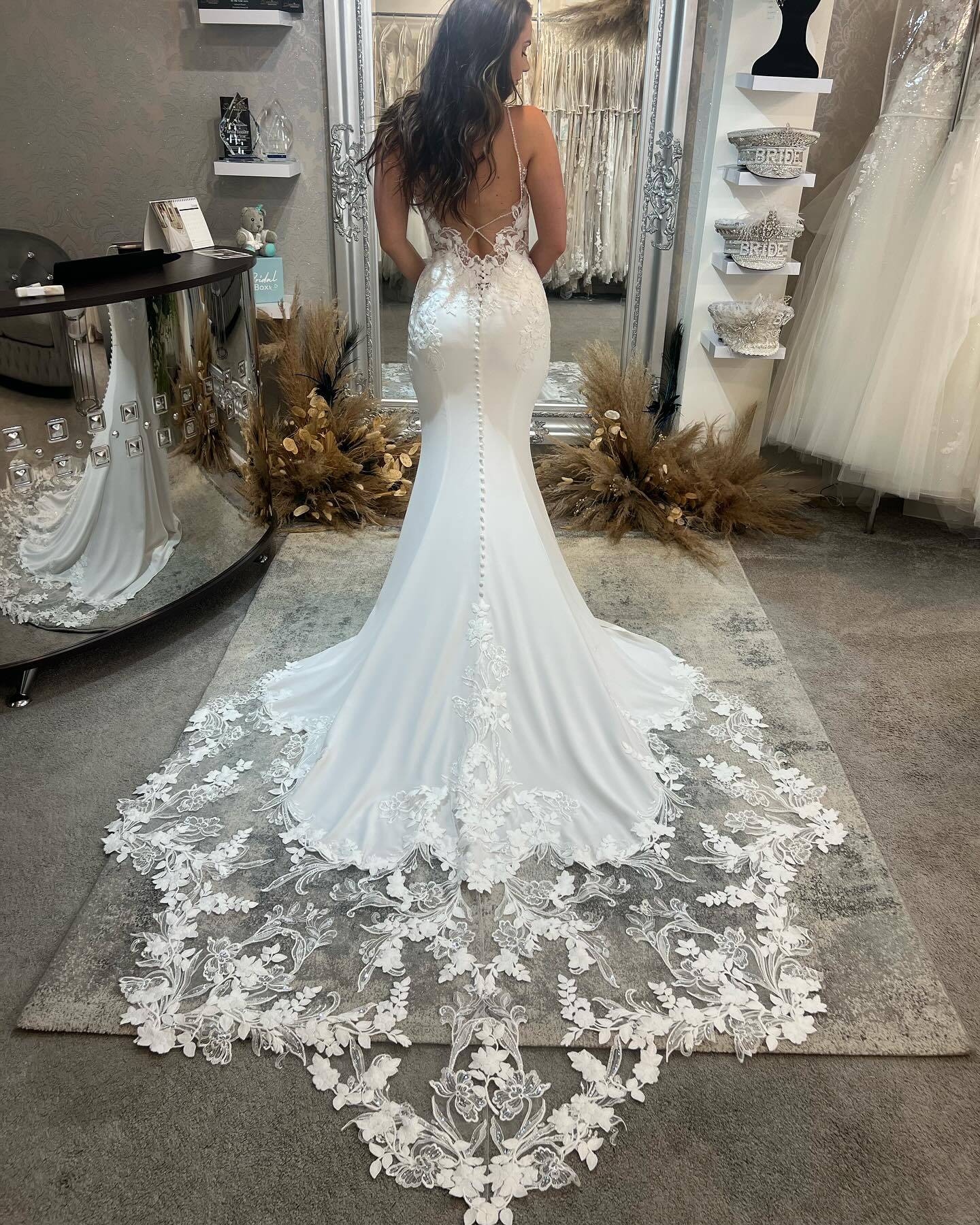 Hermosos vestidos de novia de sirena con tirantes finos, sin mangas y encaje con lentejuelas
