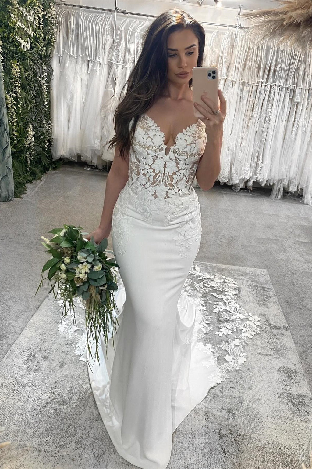 Hermosos vestidos de novia de sirena con tirantes finos, sin mangas y encaje con lentejuelas