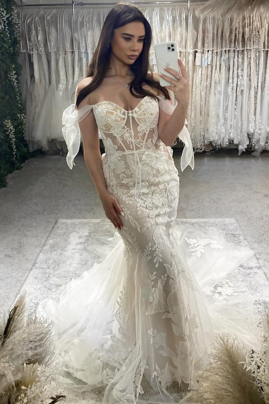 Lindos vestidos de noiva sereia com decote em coração e apliques de tule e renda