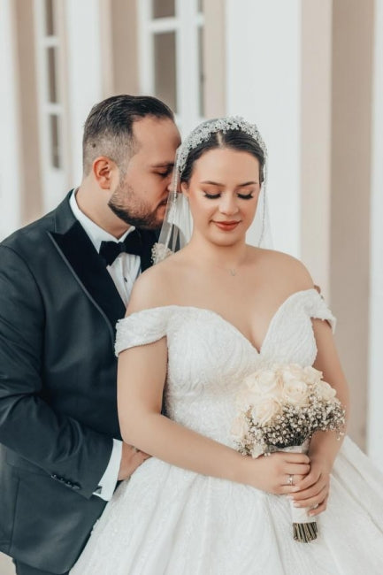 Vestidos de Noiva Lindos Princesa Longos em Linha A com Renda e Cetim, Ombros Descobertos