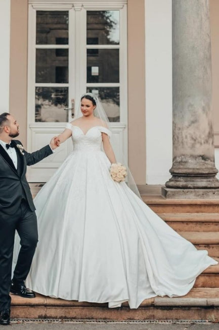 Belle robe de mariée princesse longue en satin avec dentelle, ligne A et épaules dénudées