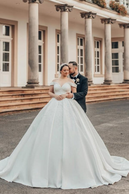Belle robe de mariée princesse longue en satin avec dentelle, ligne A et épaules dénudées