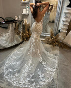 Belle robe de mariée en tulle sans manches, coupe sirène, à fines bretelles spaghetti et encolure en V avec dentelle