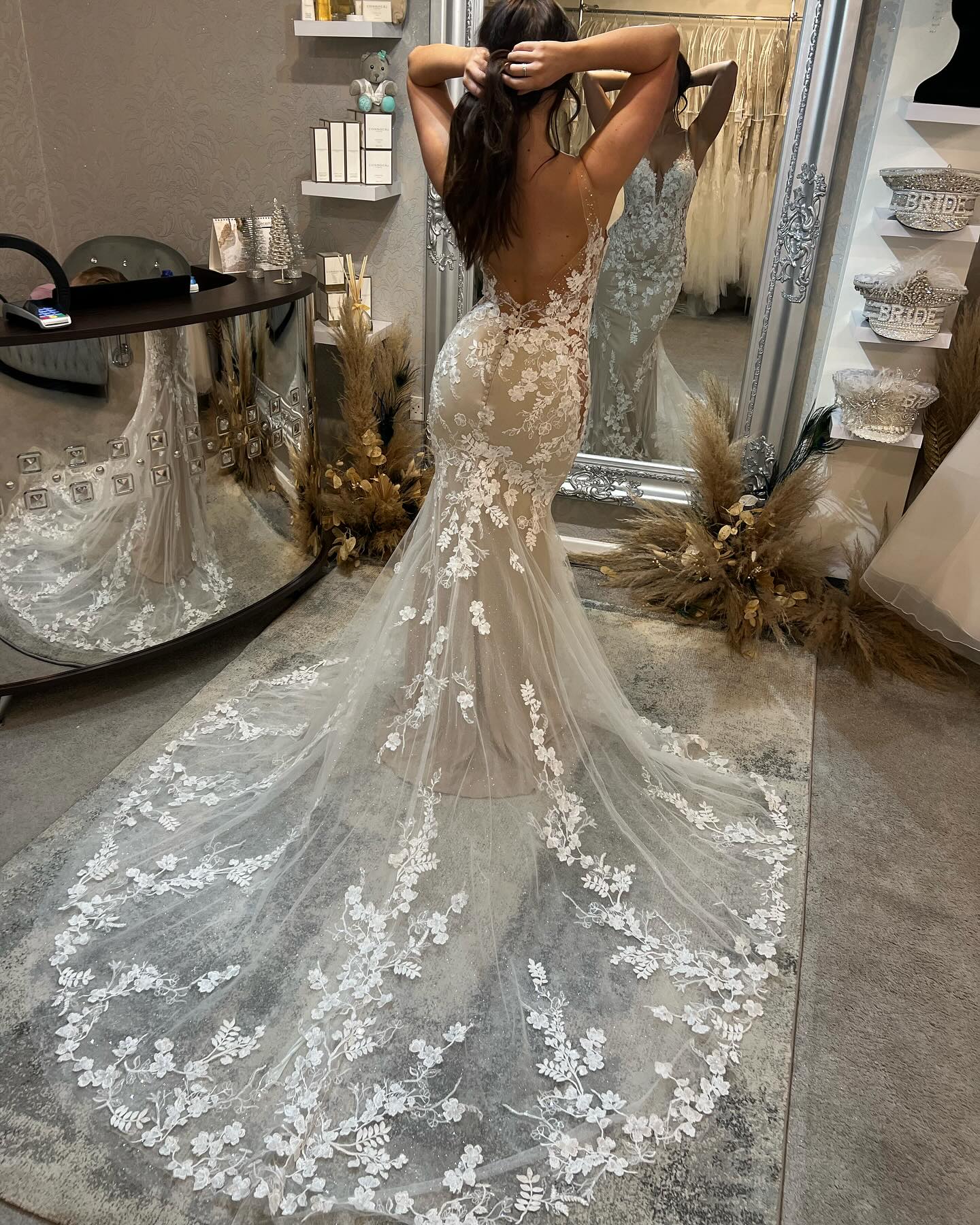 Belle robe de mariée en tulle sans manches, coupe sirène, à fines bretelles spaghetti et encolure en V avec dentelle