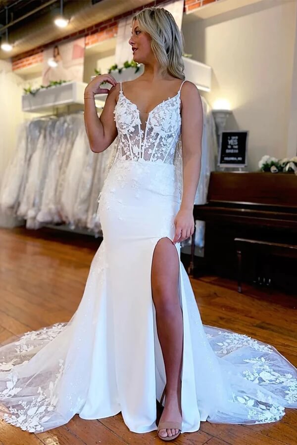 Hermoso vestido de novia de encaje satinado de sirena con abertura lateral