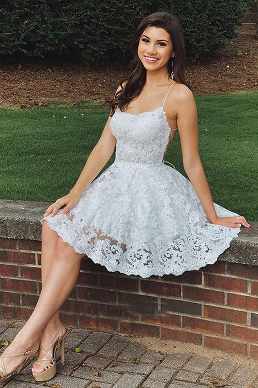 Hermosos vestidos de fiesta de encaje blanco con tirantes finos, corte A y espalda descubierta.