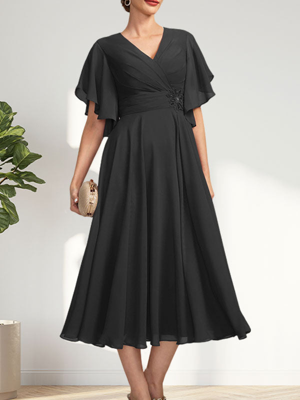 A-Linie, V-Ausschnitt, knielang, Chiffonkleid für die Brautmutter mit plissierten Perlen