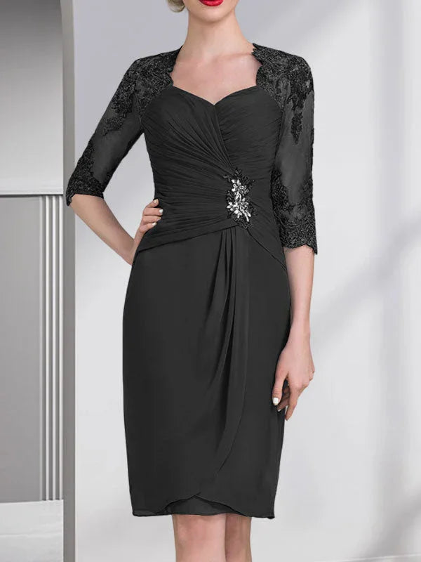 Robe de mère de la mariée en mousseline, longueur genou, coupe fourreau/colonne, ornée de perles, appliques en dentelle, paillettes et plis