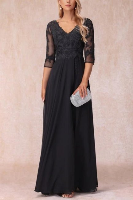 Vestido negro largo de gasa con escote en V y encaje para madre de la novia con mangas
