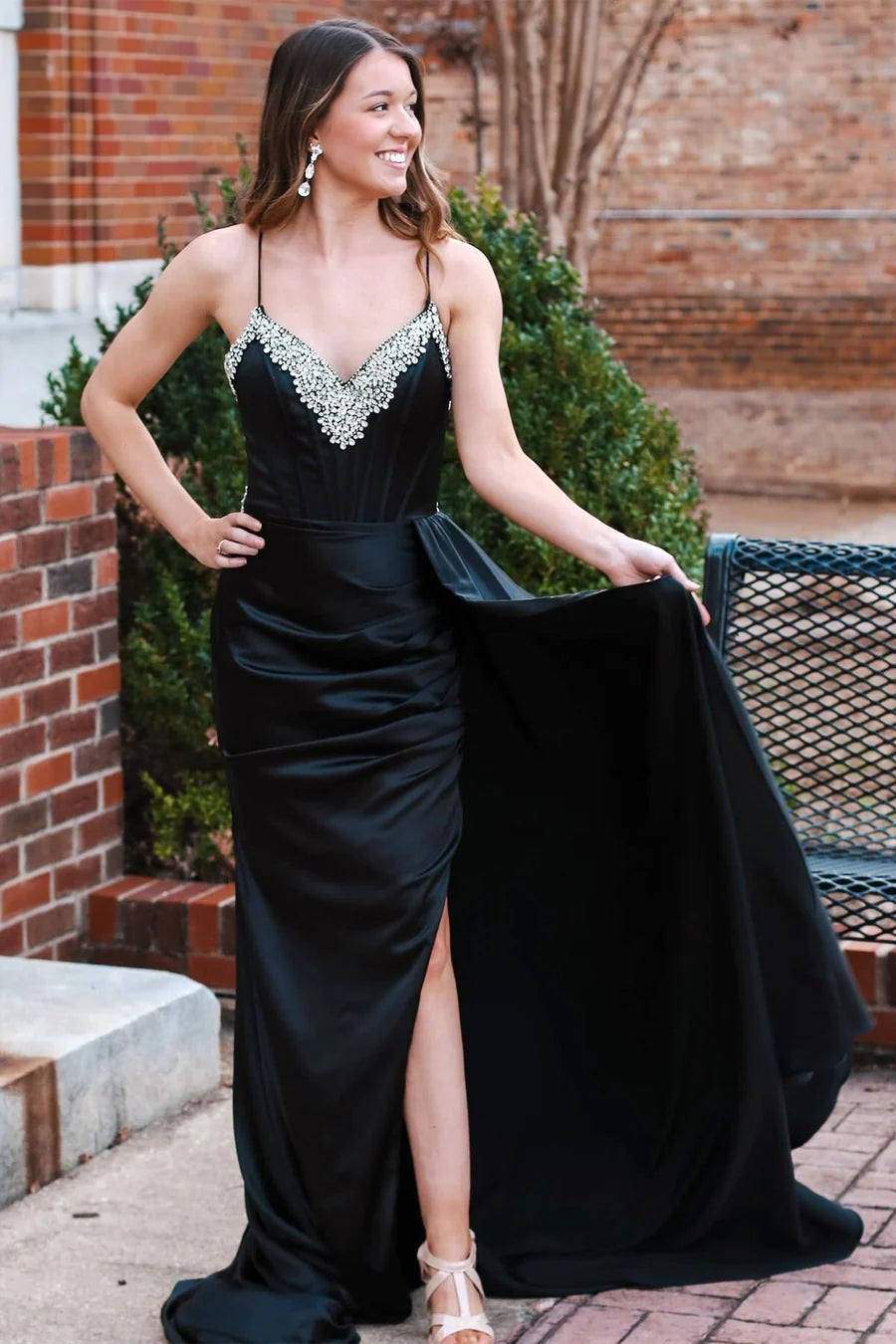 Robe de bal longue noire à col en V avec perles et traîne intégrée