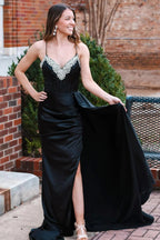 Robe de bal longue noire à col en V avec perles et traîne intégrée