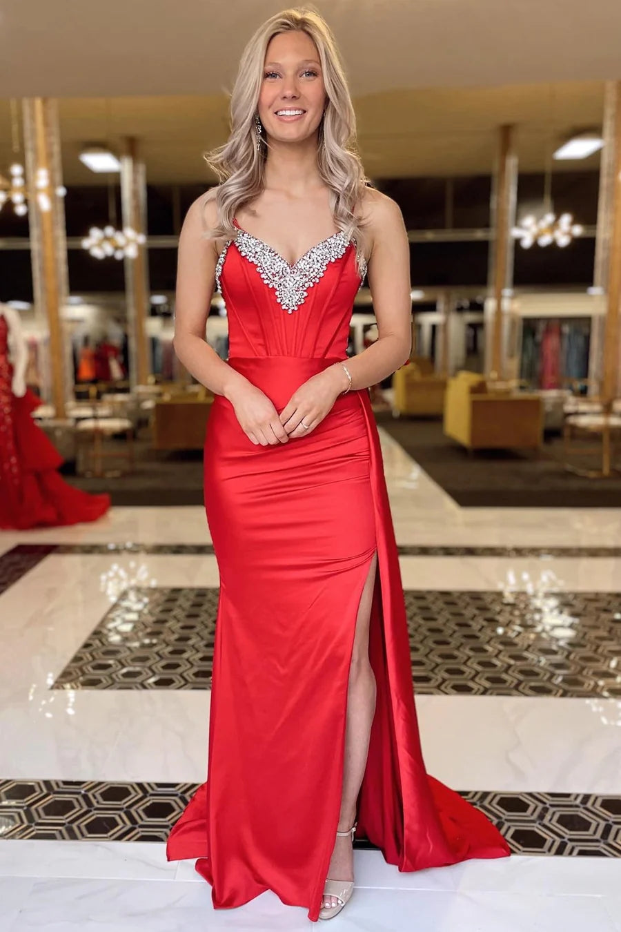 Robe de bal longue noire à col en V avec perles et traîne intégrée
