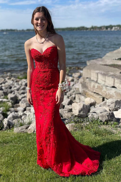 Vestido de fiesta de sirena negro sin tirantes con apliques de encaje