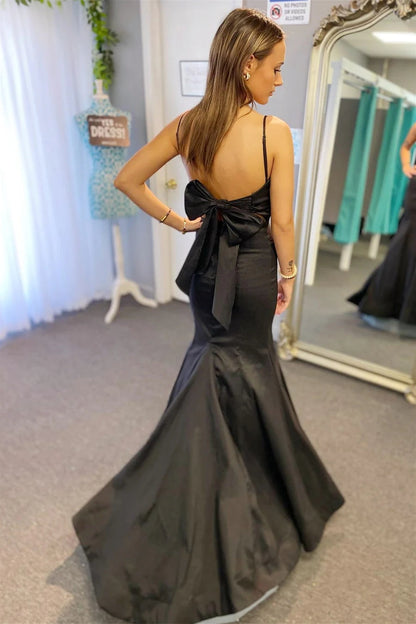 Vestido de fiesta largo negro de satén con tirantes plisados ​​y lazo