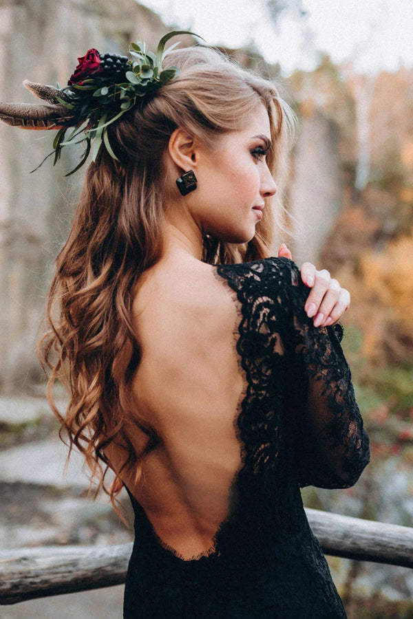 Vestidos de novia negros de encaje con escote corazón y mangas largas y espalda descubierta