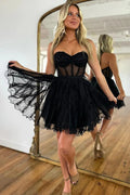 Vestidos de fiesta cortos de tul negro sin tirantes, escote corazón y volantes