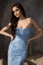 Abito da sera blu senza spalline a colonna con spacco alto e gonna lunga in tulle
