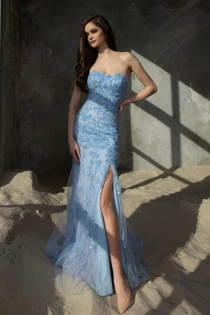 Abito da sera blu senza spalline a colonna con spacco alto e gonna lunga in tulle