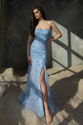 Abito da sera blu senza spalline a colonna con spacco alto e gonna lunga in tulle