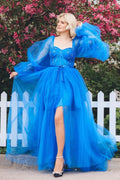Abito lungo da cerimonia in tulle con maniche illusion in pizzo azzurro e spacco
