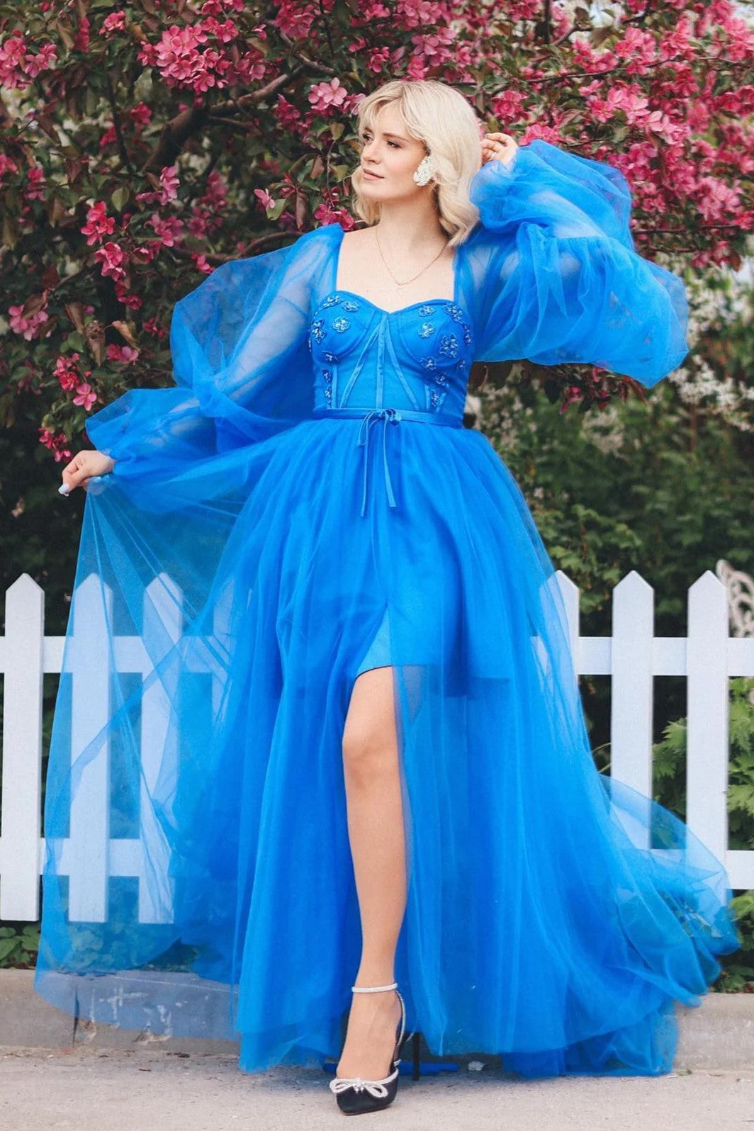 Abito lungo da cerimonia in tulle con maniche illusion in pizzo azzurro e spacco