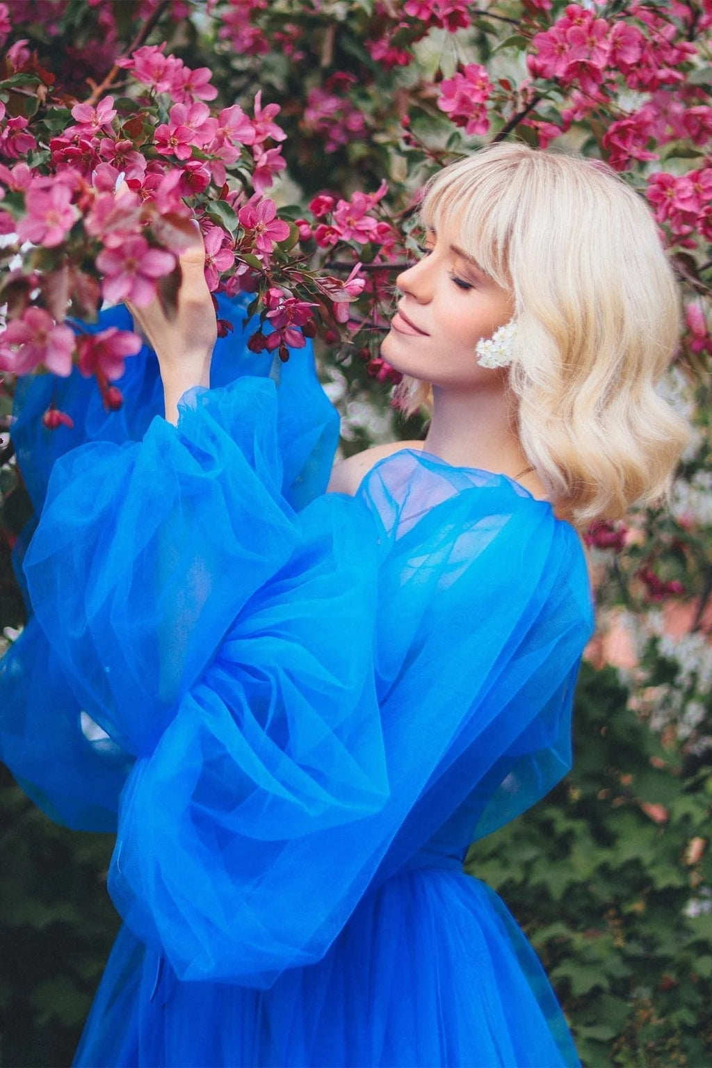 Abito lungo da cerimonia in tulle con maniche illusion in pizzo azzurro e spacco
