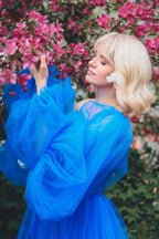 Abito lungo da cerimonia in tulle con maniche illusion in pizzo azzurro e spacco