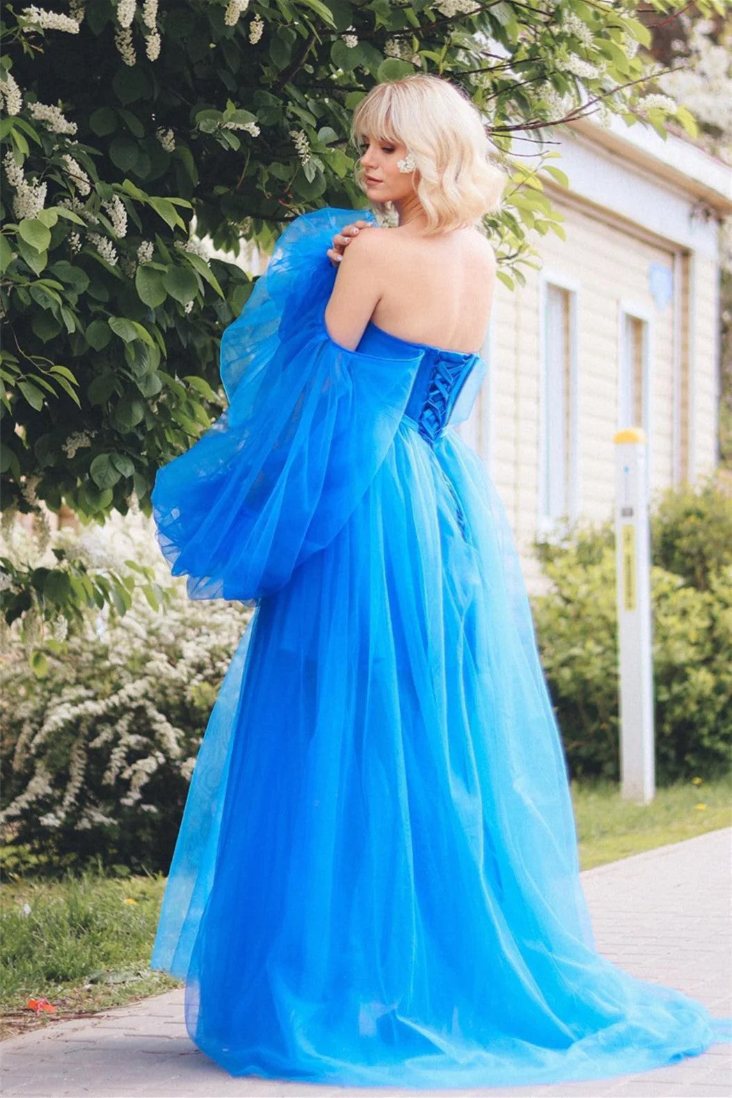 Abito lungo da cerimonia in tulle con maniche illusion in pizzo azzurro e spacco