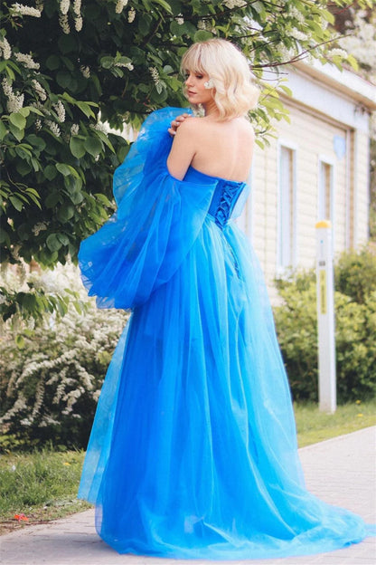 Vestido de fiesta largo de tul con mangas ilusión y apliques de encaje azul y abertura