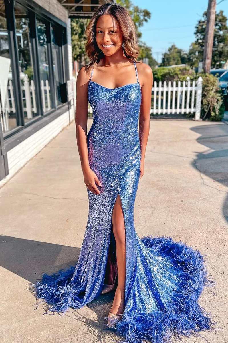 Abito lungo da sera con spacco, coda di sirena, piume e paillettes blu scintillanti