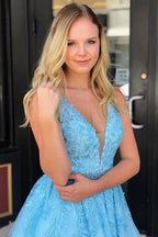 Vestidos de fiesta cortos de tul azul con corte en A, cuentas y apliques